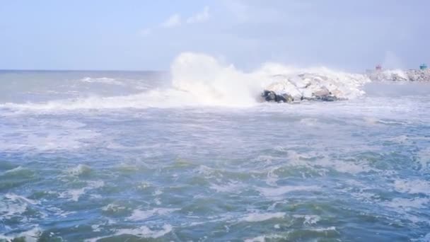 Vagues tempête sur la promenade de Marina di Pisa Italie.