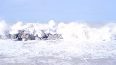 Marina di Pisa İtalya 'da gezinti güvertesinde fırtına var..