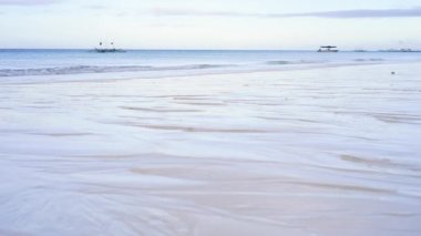 Beyaz kum ve temiz suyla bir cennet kumsalında sabah. Yavaş çekim, sessizlik. Filipinler, Boracay, Beyaz Plaj.