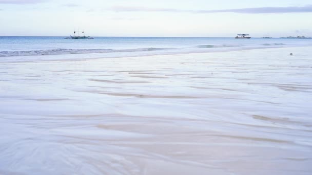 Rano na rajskiej plaży z białym piaskiem i czystą wodą. Powolny ruch, cisza. Filipiny, Boracay, Biała Plaża. — Wideo stockowe