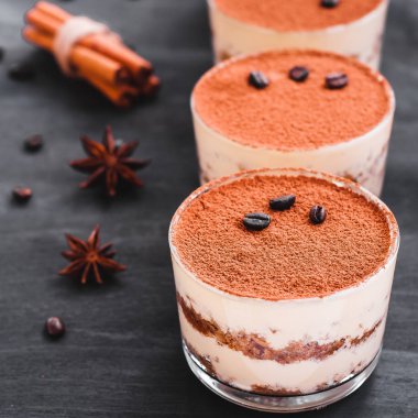 cam kremalı tiramisu ve kadın parmakları ile dolu