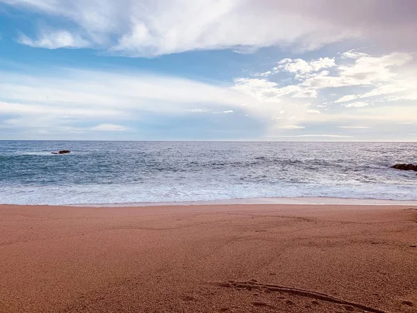 아름다운 여름 풍경 이 배경을 장식하고 있다. 푸른 바 다 가 있는 황금빛 모래사장 — 스톡 사진