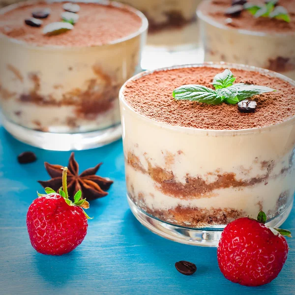 Eper desszert tiramisu egy pohár hova menta — Stock Fotó