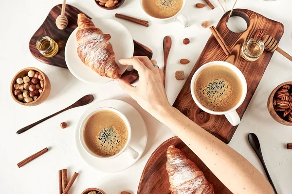 Desayuno francés, café y croissant, vista superior, cama plana — Foto de Stock