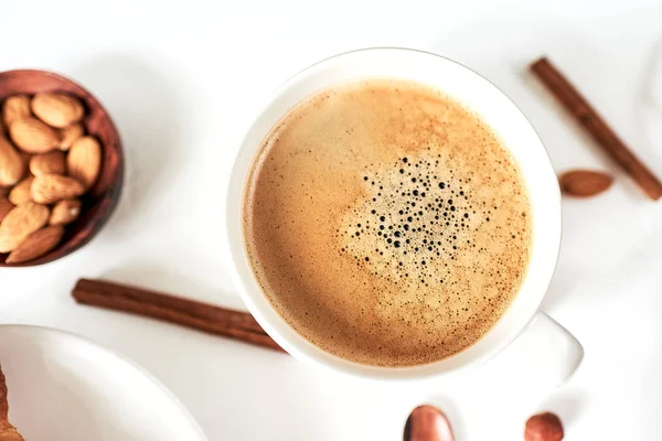 Taza de café fresco en la mesa, vista desde arriba — Foto de Stock