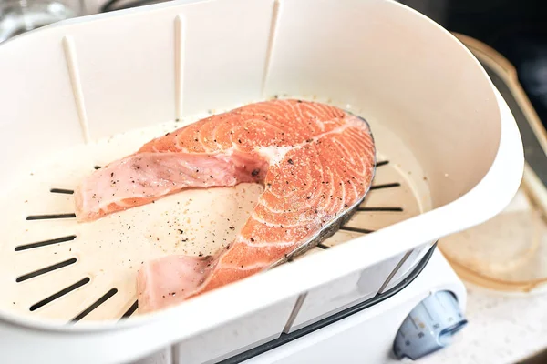 Proceso de cocción, salmón en una caldera doble, al vapor. Concepto de alimentación saludable —  Fotos de Stock