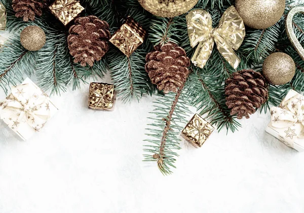 Coni d'oro di sfondo di Natale, decorazioni di Natale, palle, inchini, posto per testo — Foto Stock