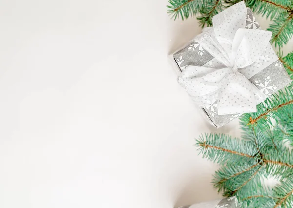 Scatola regalo di Natale con decorazione festiva su sfondo bianco — Foto Stock