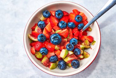 Taze meyve salatası kasede. İncirli yaban mersini salatası, konsept diyet ve sağlıklı beslenme.