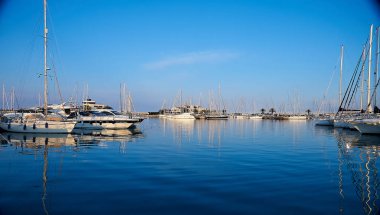 Gün batımında rıhtımdaki yatlar suda yansıyor. Akdeniz.