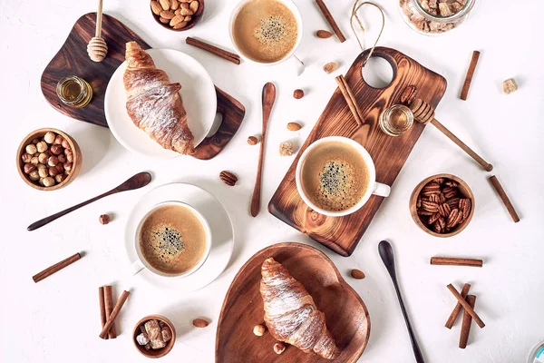 Patrón de desayuno, croissant, café, miel, palitos de canela, nueces, azúcar. Buen concepto del día . — Foto de Stock