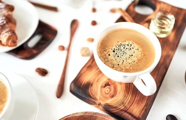 Taza de café fresco en la mesa, vista desde arriba — Foto de Stock