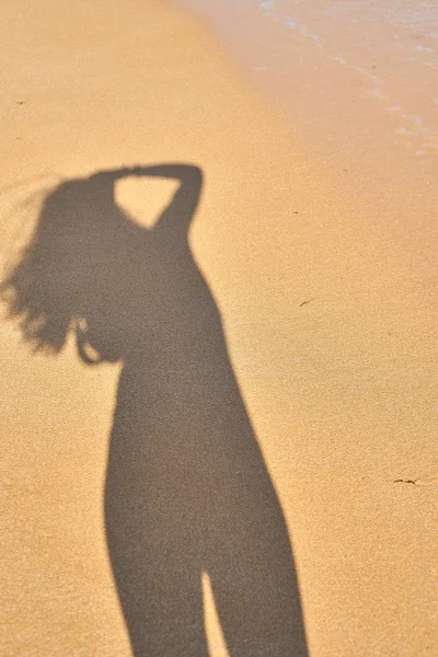 Schaduw van het fotografenmeisje in het zand, silhouet in het zand, — Stockfoto