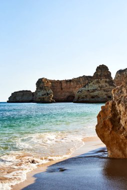Kayalıklar ve okyanus, Praia da Marinha, Algarve, Portekiz