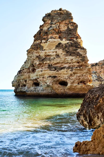 Acantilados y océano, Praia da Marinha, Algarve, Portugal — Foto de Stock