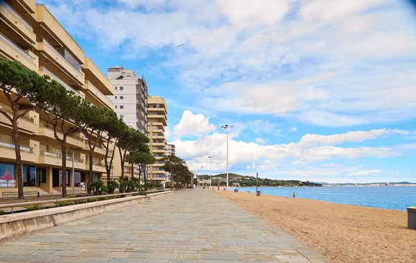 Plně vybavená moderní španělská městská pláž Platja d ' ARO, Girona, Španělsko — Stock fotografie