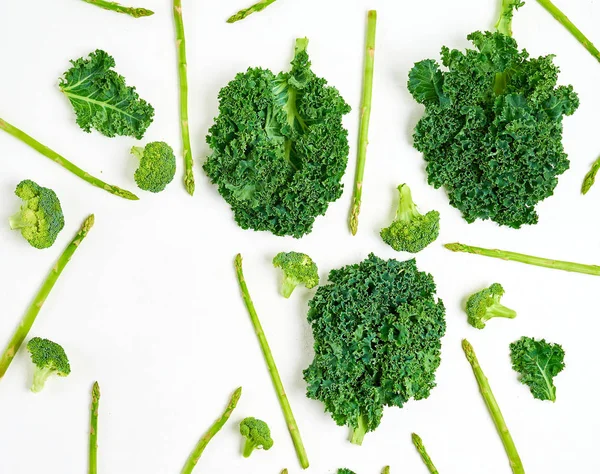 Kreativ layout gjord av grönkål. Flat Lay. Hälsosam matkoncept. — Stockfoto