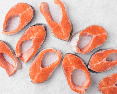 Mavi arka planda çiğ alabalık bifteği deseni