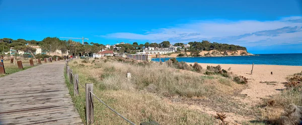 Tam donanımlı modern İspanyol şehir plajı Sagaro, Girona, İspanya — Stok fotoğraf