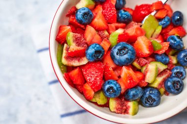 Taze meyve salatası kasede.