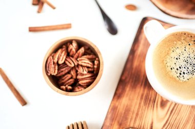 Beyaz arka plan manzaralı ahşap bir kasede fındık.