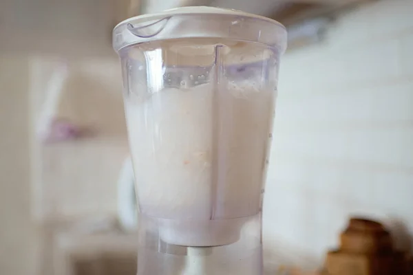 Mikser i migdały namoczone w wodzie. Domowe zdrowe wegańskie mleko. — Zdjęcie stockowe