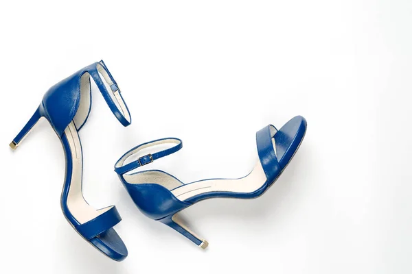 Роскошные женские сандалии в классическом синем. Концепция цвета года, классический синий — стоковое фото