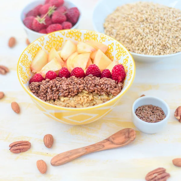 Farinha de aveia saudável com frutas, framboesas, pêssego, sementes de linho, nozes, conceito de bom dia, comida saudável, café da manhã saudável — Fotografia de Stock