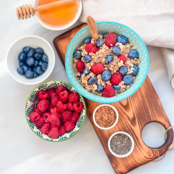 Гречневая каша на завтрак с малиной и черникой, доброе утро концепция — стоковое фото