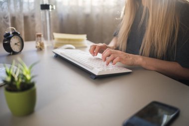 kız bilgisayar eğitimi görüyor veya çalışıyor, seçici odaklanma.