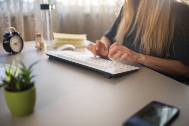 kız bilgisayar eğitimi görüyor veya çalışıyor, seçici odaklanma.