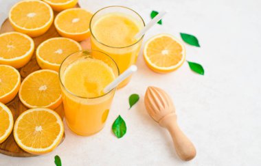 portakallar mavi arka planda meyve suyu, desen yapmak için