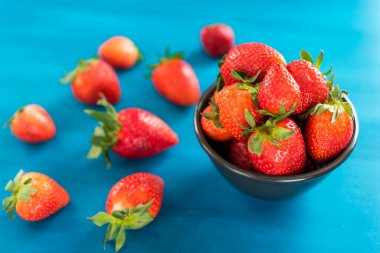 Tahta bir masada bir kase taze çilek