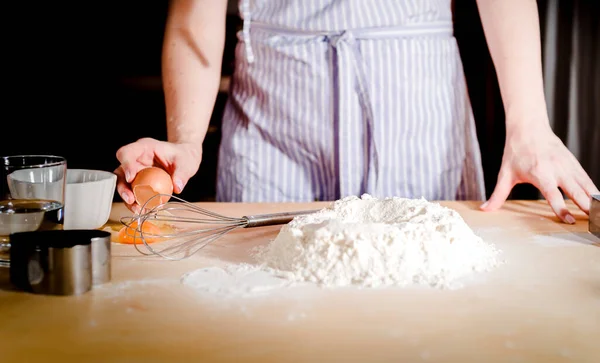 Chef amassa massa de assar, mãos de chef sujo em pastelaria, cozinhar, conceito de padaria — Fotografia de Stock