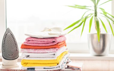 Ütü masasında ütü ve ütü