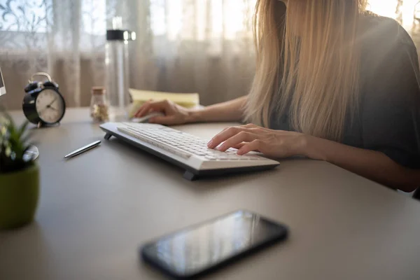 Κορίτσι που σπουδάζει ή εργάζεται σε έναν υπολογιστή, επιλεκτική εστίαση. — Φωτογραφία Αρχείου