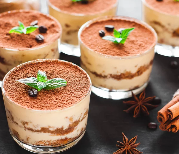 Tiramisu de sobremesa italiano gourmet em um copo — Fotografia de Stock