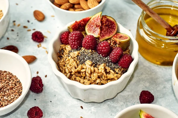 Stock image oatmeal with raspberries and figs, healthy breakfast