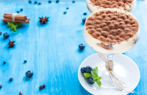Dessert tiramisù di lusso in un bicchiere da cocktail decorato con cacao — Foto Stock