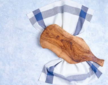 kopya alanı ile beyaz arka plan üzerinde mutfak bezi peçete ve mutfak tahtası