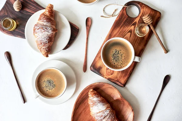 Европейский завтрак, вид сверху, кофе, круассаны, меди, орехи, концепция доброго утра — стоковое фото