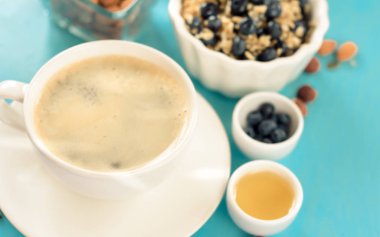 Sağlıklı kahvaltı: yabanmersinli yulaf ezmesi ve fındıklı kahve ve tarçın ve anason.