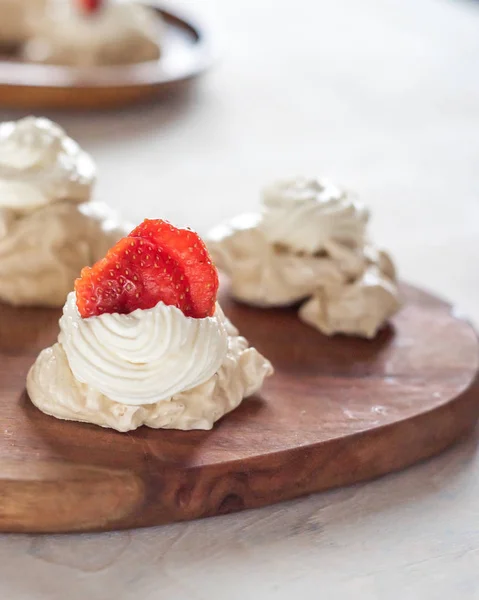 El postre Pavlova, el merengue con fresas — Foto de Stock