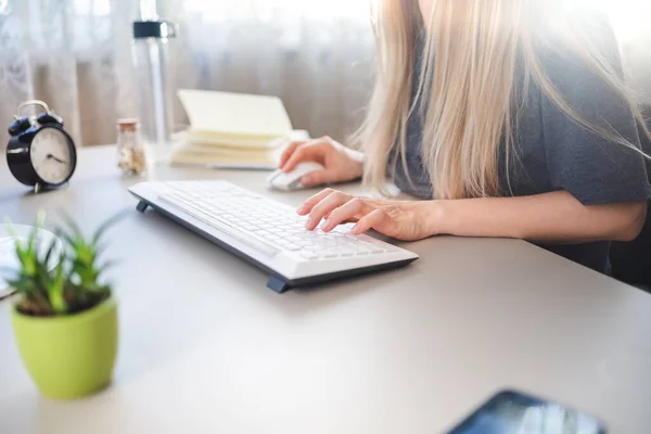 Κορίτσι εργάζεται σε έναν υπολογιστή από το σπίτι, έννοια σύγχρονη εργασία, freelance, επιχειρηματικότητα — Φωτογραφία Αρχείου
