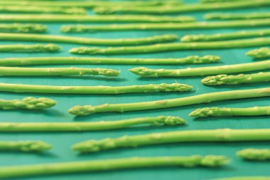 Taze yeşil kuşkonmaz desen, üstten görünüm. Gıda arka plan kuşkonmaz lay düz desen