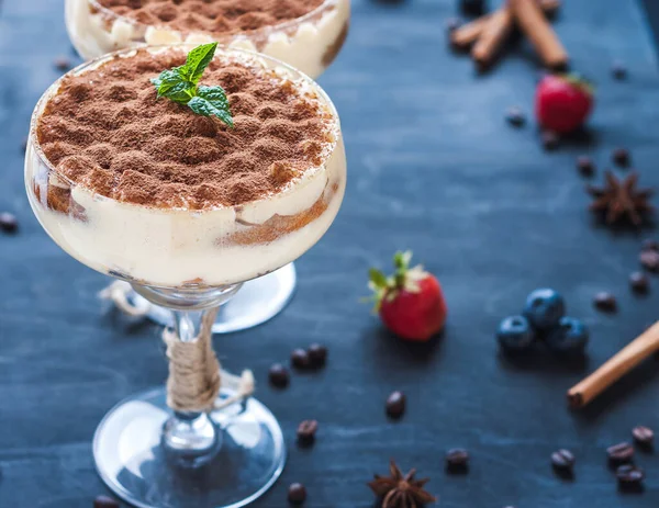 Luxus-Tiramisu-Dessert im Cocktailglas, dekoriert mit Kakao — Stockfoto