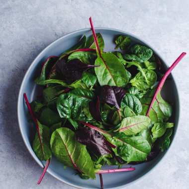 Mavi kâse manzaralı pazı salatası.