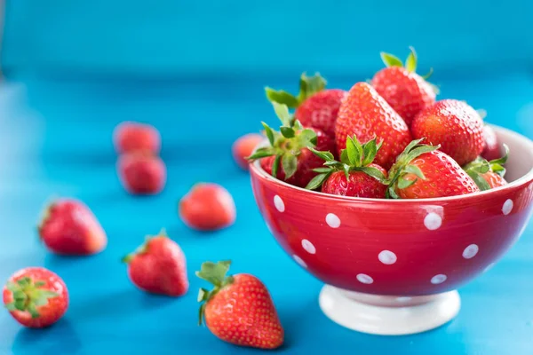 Strawberries Colorful Bowl Colorful Background — Stock Photo, Image