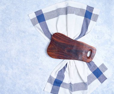 kopya alanı ile beyaz arka plan üzerinde mutfak bezi peçete ve mutfak tahtası