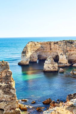 Portekiz'de kayalar ve kumlu plaj, Atlantik kıyıları.